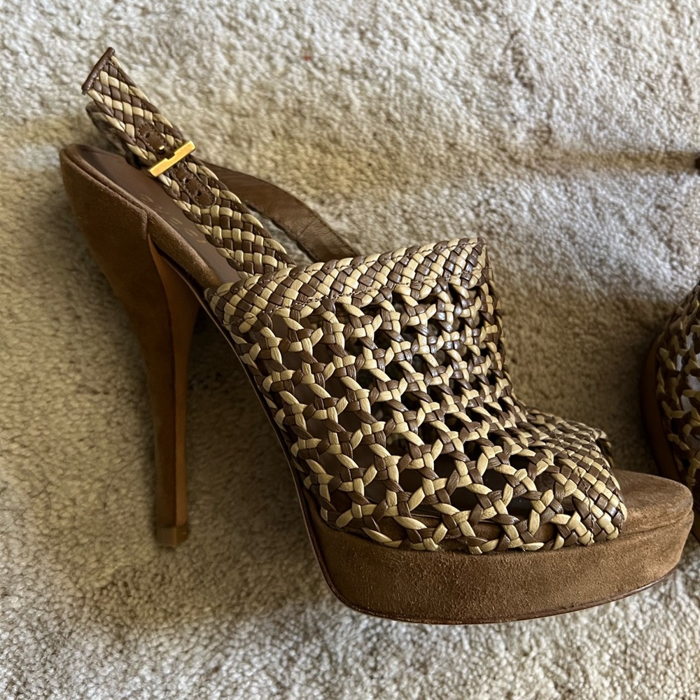 Gucci Sandals Fit like a size 8 -Great Condition